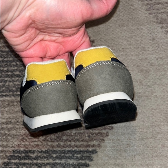 Cat & Jack Kids' Gray and Navy Velcro Sneakers - Picture 5 of 7